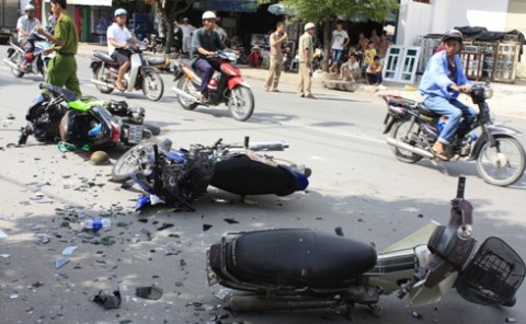 Xe cho 3 dam xe cho 4, nhieu nguoi chet hinh anh