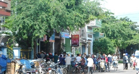 Ngu day, vo phat hien chong that co tu tu hinh anh