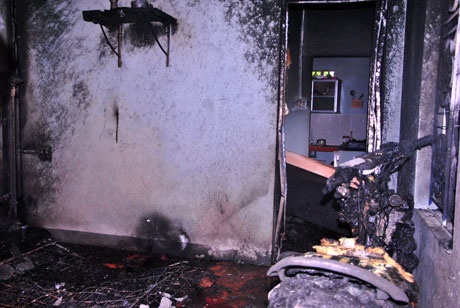 Chay nha, 2 vo chong thiet mang hinh anh