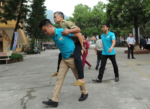 Day xe lan dua vo di kham benh mien phi cua nhung nguoi linh hinh anh