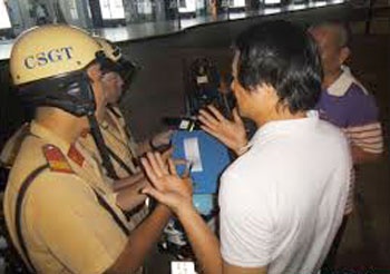 Bi canh sat giao thong lap bien ban, khong ky co bi xu ly hinh anh