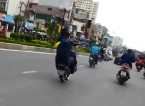 2 thanh nien lang lach, boc dau xe giua pho hinh anh