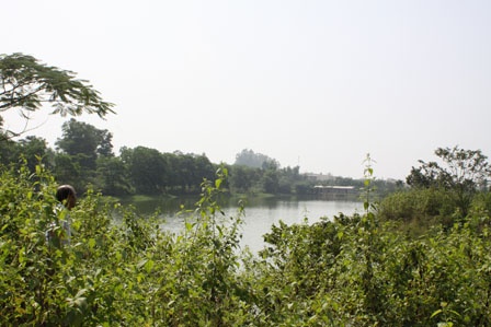 Thi the nguoi phu nu 41 ngay bi giau duoi ho nuoc hinh anh