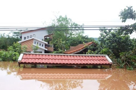 Thu tuong yeu cau tap trung khac phuc hau qua mua lu hinh anh