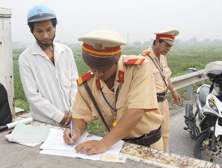 Dong loat giam nhieu muc phat vi pham giao thong hinh anh