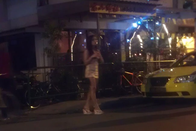 Suyt thanh gai ban dam o ‘pho den do’ xu nguoi hinh anh