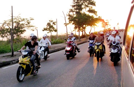 Xe vuot ben phai the nao thi khong bi xu phat hinh anh