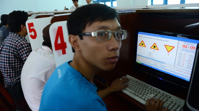 Cau hoi sat hach lai xe moto: thua thai nhung so sai hinh anh