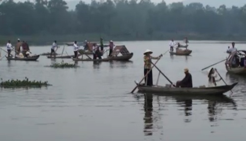 Clip trai Bac thu tay cheo voi co gai Nam Bo o cho noi hinh anh