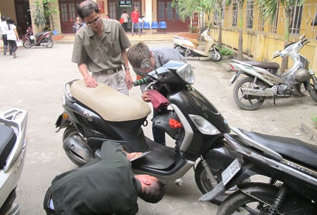 Xu phat xe khong sang ten phuong tien da chin muoi hinh anh