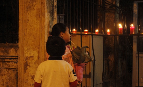 Lung linh nen, hoa tuong nho 49 ngay mat Dai tuong hinh anh