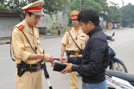 Bi tam giu giay phep lai xe co duoc dieu khien xe? hinh anh