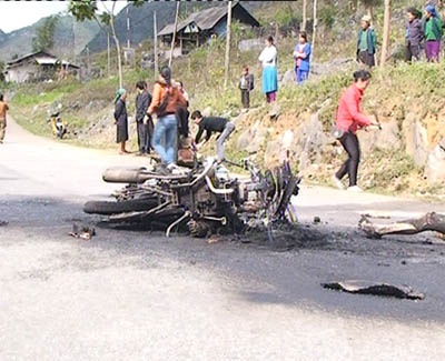 Hai mo to lao thang vao nhau, ba nguoi bi thieu hinh anh