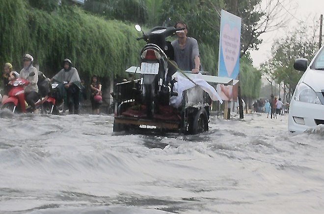 Duong Sai Gon thanh song giua mua kho hinh anh
