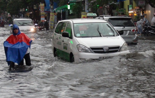 Mua lon ngap nhieu tuyen duong o Sai Gon hinh anh