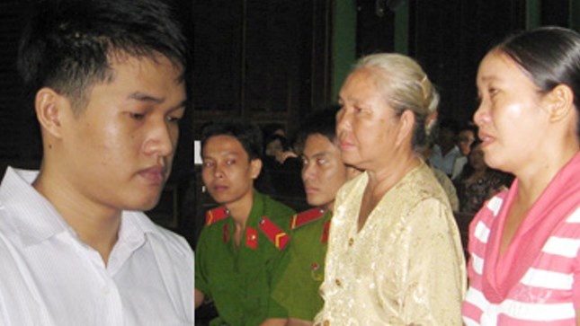 Nam sinh vien giet cha duoc cai tu nho luat su hinh anh
