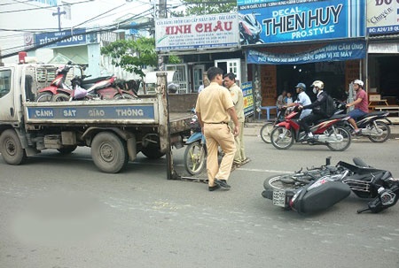 Nam thanh nien toac dau sau cu tong xe may o Sai Gon hinh anh