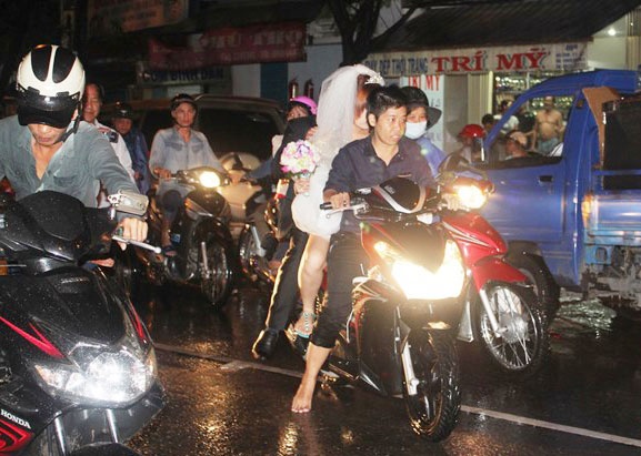 Sai Gon ngap lut, co dau chu re thue xe om den le cuoi hinh anh