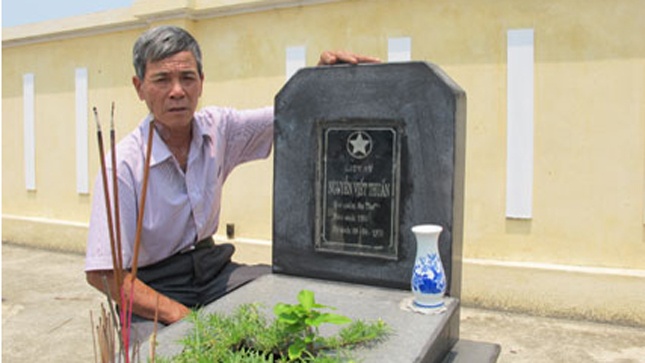 ‘Liet si’ tro ve du nha ngoai cam da tim thay hai cot hinh anh