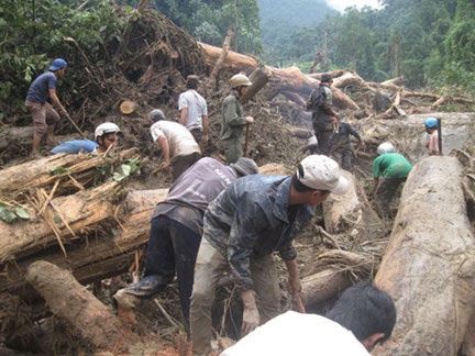 Vo om xac chong khoc ngat sau vu lo nui chet 4 nguoi hinh anh
