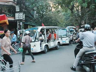 Xe dien san golf ‘vuot rao’ phuc vu cuoi hoi o Thu do hinh anh