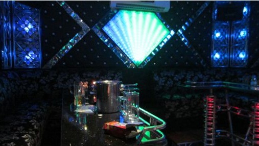 No sung lien tiep o quan karaoke hinh anh