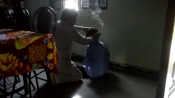 Phun nuoc la... chua ba benh hinh anh