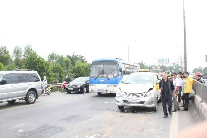 7 oto dam lien hoan tren cao toc Thang Long - Noi Bai hinh anh