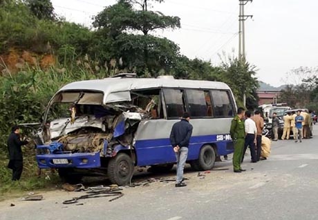 Xe khach huc duoi xe tai, 3 nguoi chet va 4 bi thuong hinh anh