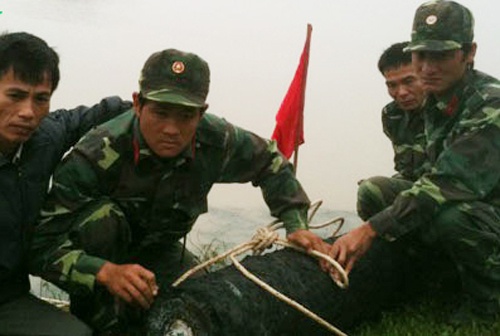 Bom nang 230kg tai cong trinh tru bao hinh anh