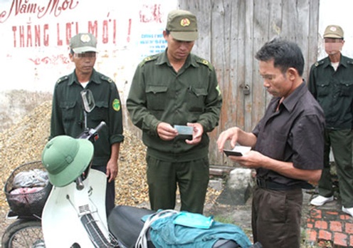 Cong an xa co duoc dung xe kiem tra hinh anh