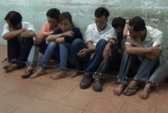 Clip nhom thanh nien thue khach san de ‘phe’ ma tuy hinh anh