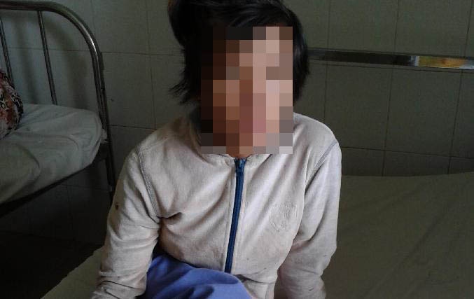 Gai ban dam sinh con truoc mat khach lang choi hinh anh