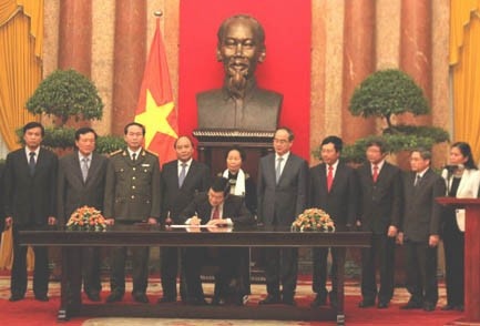 Chu tich nuoc ky Lenh cong bo Hien phap hinh anh