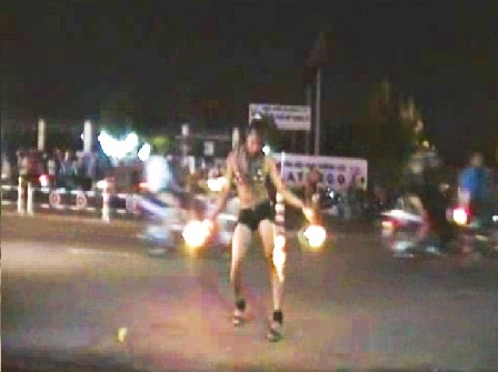 Clip nu chuyen gioi mua lua sexy giua pho Sai Gon hinh anh