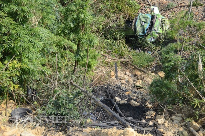 Clip xe tai cho than ‘tho phi’ nat bet duoi vuc sau 30m hinh anh