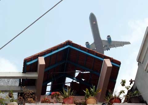 Nghe tieng may bay la so nha minh toc mai hinh anh