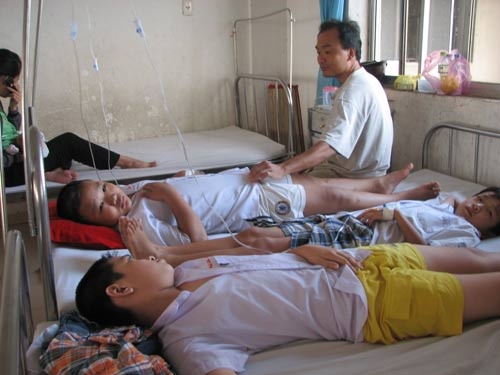 An trua tai truong, gan 100 hoc sinh di cap cuu hinh anh