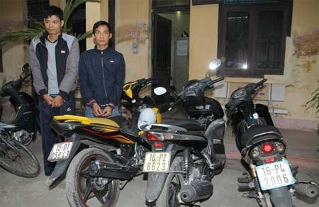 Trom xe may xong rao ban tren mang hinh anh