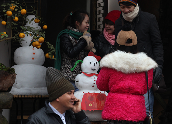 Du khach thich thu voi lan dau nan nguoi tuyet o Sa Pa hinh anh