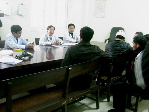 Benh nhan chet ngoai hanh lang benh vien, nguoi nha buc xuc hinh anh