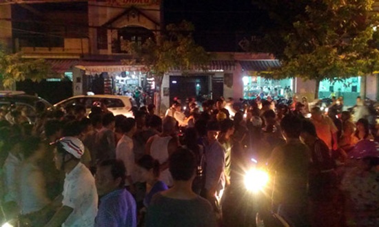 Dang an cuoi, hang tram khach bo tiec vay bat trom hinh anh