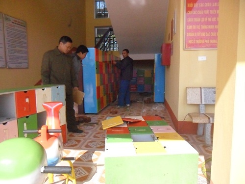 Bi tu do de, tre 3 tuoi tu vong tai truong mam non hinh anh