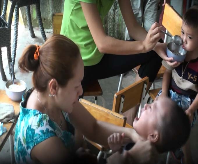 Noi cac be bi hanh ha da man cach am 2 lan cua hinh anh