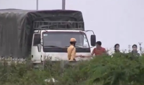 Hang loat hanh dong ‘ky la’ cua CSGT Ha Noi hinh anh