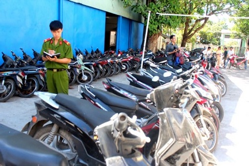 Duoc dat tien bao lanh de khong bi cong an giu xe hinh anh