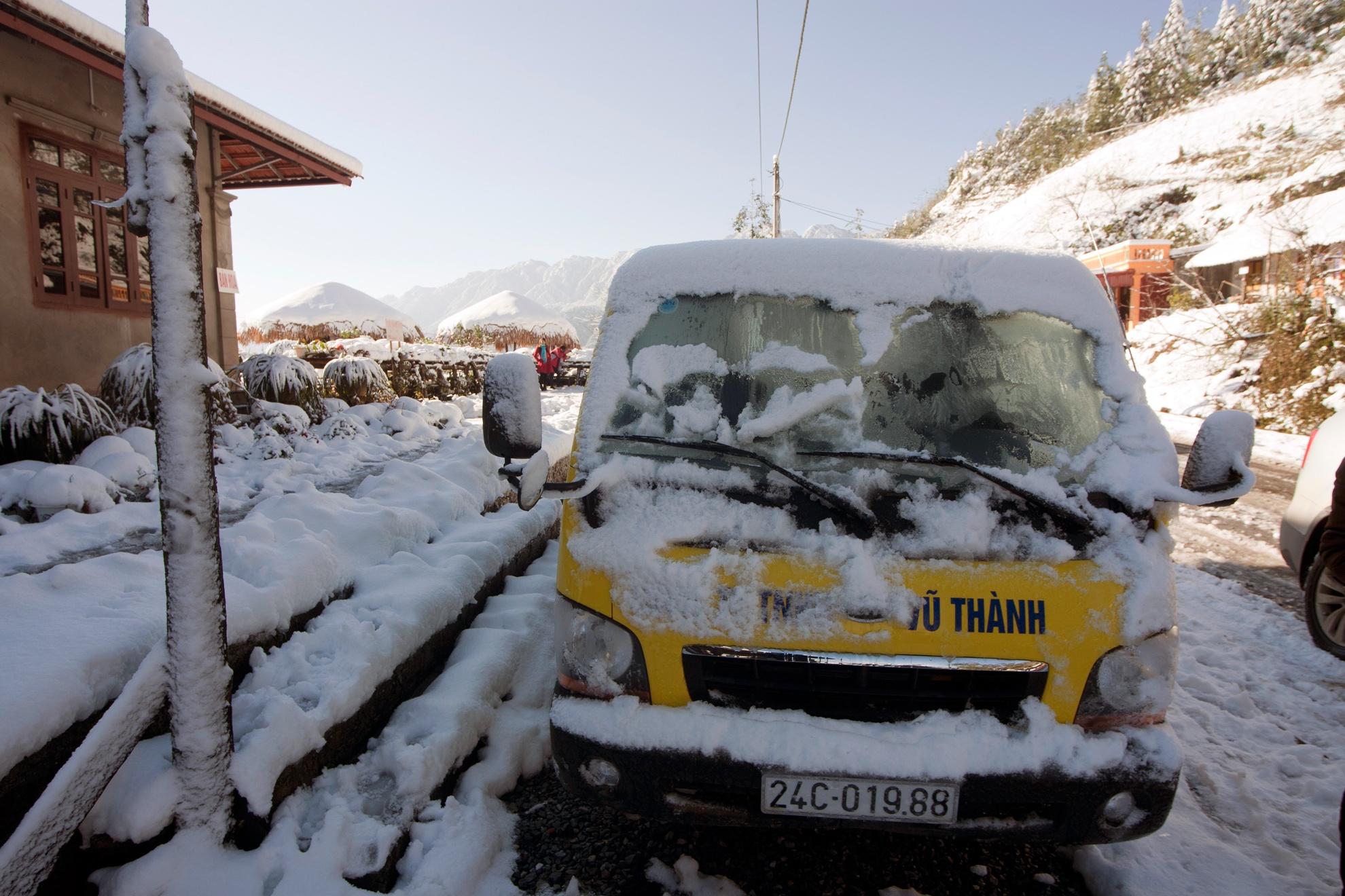 Tuyet tan o Sa Pa, khach do ve O Quy Ho, Thac Bac hinh anh