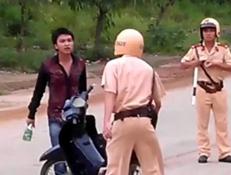 Nguoi thi hanh cong vu duoc no sung de phong ve hinh anh