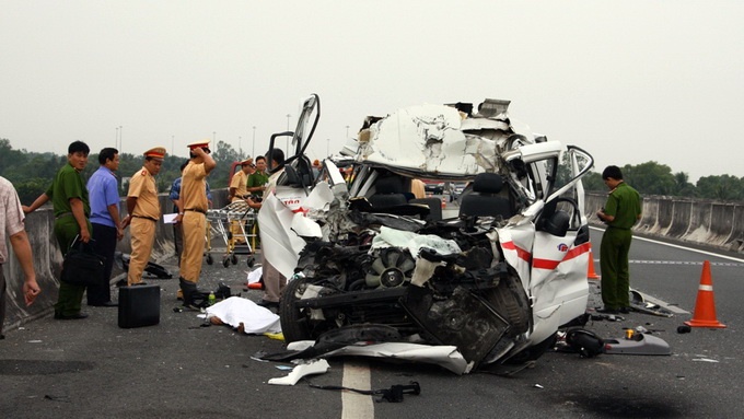 Xe cuu thuong gay tai nan tren duong cao toc, 3 nguoi chet hinh anh