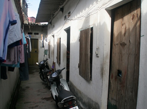 Nu sinh dung cam bat trom hinh anh
